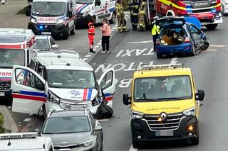 Straszny wypadek w wielkie święto ratownictwa. Karetka roztrzaskana, trzy osoby w szpitalu