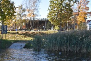 Nowa promenada nad malowniczym jeziorem na Mazurach. Łączy rekreację z edukacją