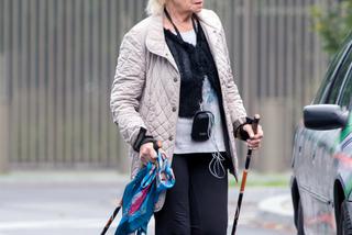 1 publ_Krystyna Loska ćwiczy z kijkami