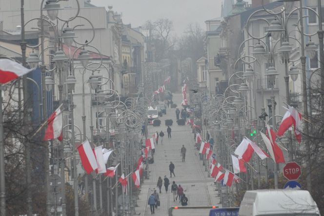 Biało-czerwone flagi na ulicach Kielc