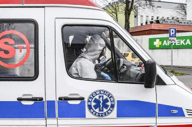 Bydgoszcz. Mężczyzna leżał na chodniku bez oznak życia. Dramatyczna akcja ratunkowa