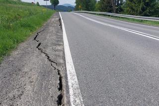 Kasina Wielka. Droga krajowa zamknięta przez GDDKiA. Szczeliny w jezdni mają kilkanaście metrów długości