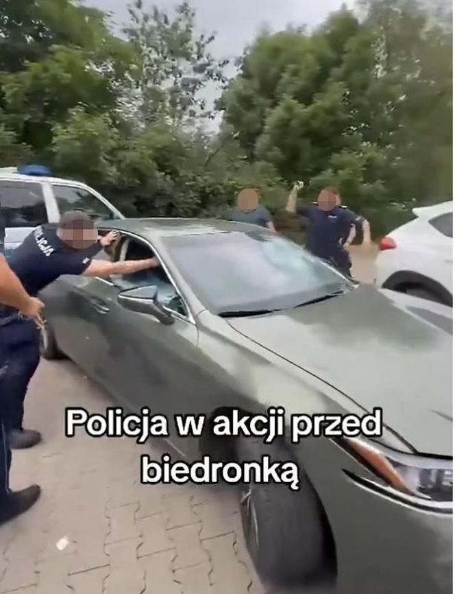 Strzelanina pod "Biedronką" w Bolkowie. Wyciekło szokujące nagranie z interwencji. Policjant ranny