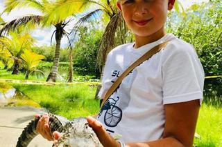 Syn Joanny Racewicz trzyma krokodyla na rękach
