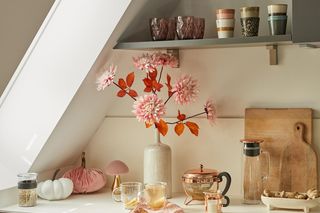 Pomysły i najpiękniejsze inspiracje na kącik kawowy. Jak stworzyć coffee corner na jesienny sezon w domu lub mieszkaniu?