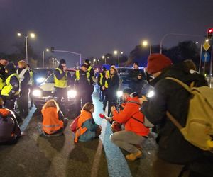 Aktywiści Ostatniego Pokolenia zablokowali Wisłostradę. Kierowcy nie wytrzymali