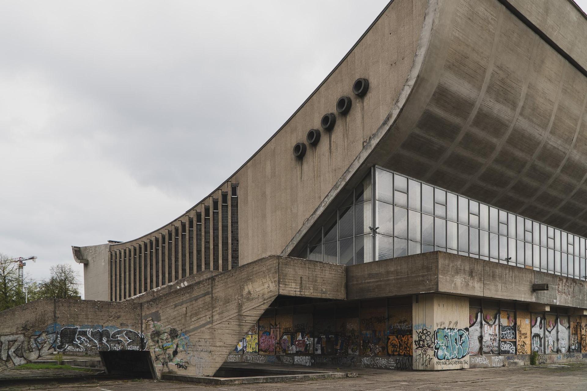 Brutalistyczna Hala sportowa w Wilnie - zdjęcia. Czy ma szansę uciec przed rozbiórką?
