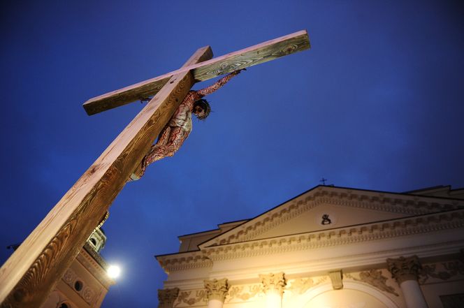 Wielki Piątek 2022. Droga krzyżowa w centrum Warszawy