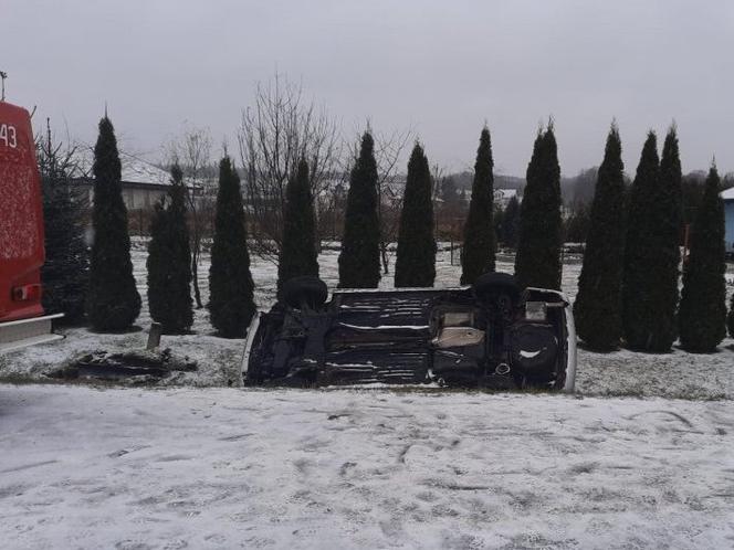 Poranny wypadek w Niegłowicach po Jasłem. Samochód wjechał do rowu i dachował