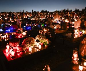 1 listopada na Cmentarzu Łostowickim w Gdańsku. Tak wygląda w dniu Wszystkich Świętych