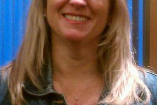 JENNIFER CONNELL - CIOTKA POZWAŁA BRATANKA ZA ZBYT MOCNE OBJĘCIE.