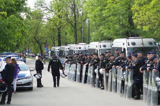 Gigantyczne siły policji zabezpieczały Marsz Równości i kontrmanifestacje w Krakowie [ZDJĘCIA]