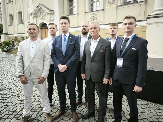 Manifestacja pod hasłem "Sto nielegalnej imigracji" w Lesznie