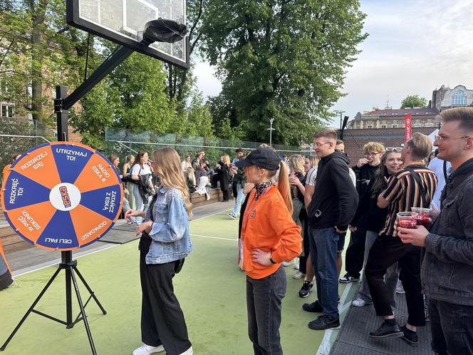 Juwenalia UEK 2024. Strefa Radia ESKA. Tłumy studentów na Koncercie Głównym