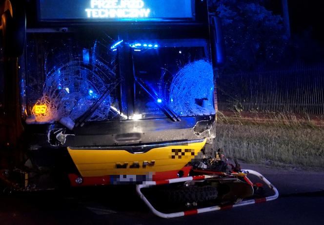 Koszmarny wypadek pod Piasecznem. Wbił się motocrossem w autobus, nie żyje