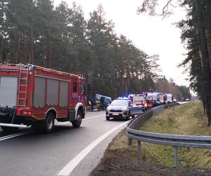 Zderzenie czołowe samochodów w Tworogu. 18-latek zabrany śmigłowcem LPR