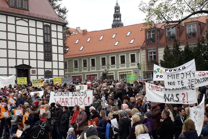 Nauczyciele strajkują, zielonogórzanie wspierają protestujących [AUDIO]