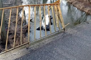 Pelplin. Fatalny wypadek na moście. Kierowca volkswagena runął do rzeki. Był reanimowany [ZDJĘCIA].