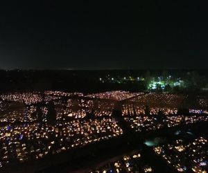 Cmentarz Komunalny w Żorach mieni się nocą. Tysiące kolorowych światełek na Wszystkich Świętych. Zobacz zdjęcia z lotu ptaka