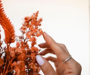 Manicure na wiosnę zachwyca prostotą. Zapomnij o mocnych kolorach i bogatych zdobieniach