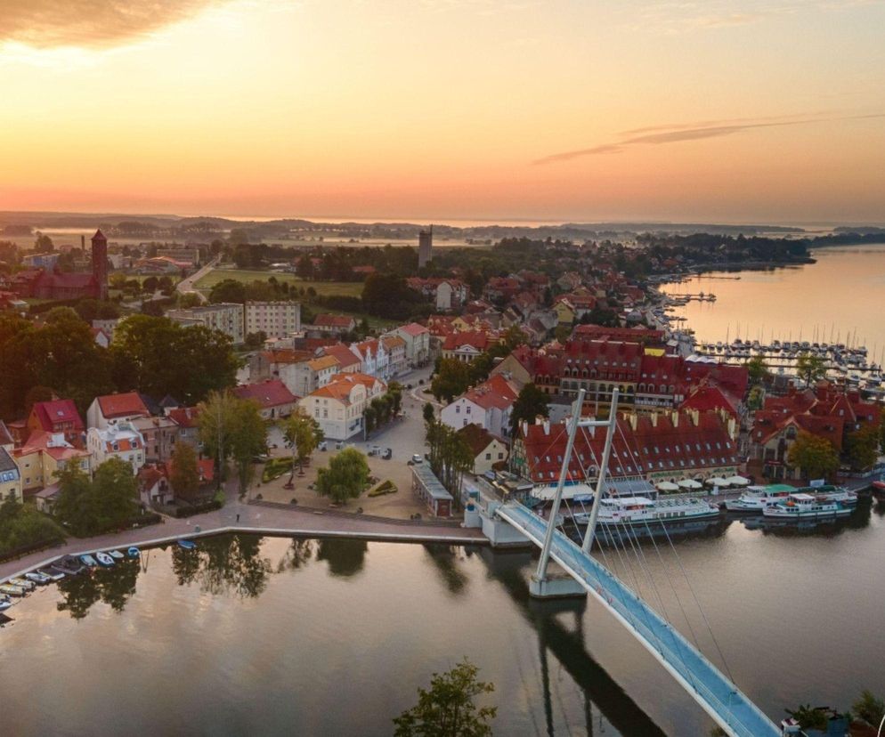 Ta kraina to raj dla turystów. Można zwiedzić tam m.in. „mazurski Sopot”