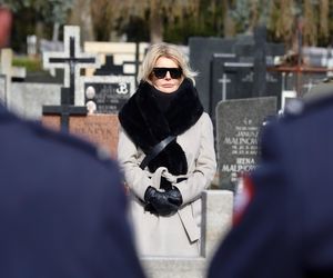Joanna Racewicz ociera łzy przy grobie męża, pocieszyła ją Barbara Nowacka