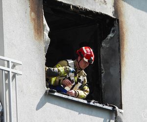 Pożar i wybuchy w mieszkaniu bloku w Tychach