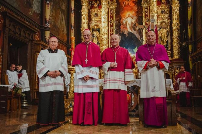 Kanoniczne objęcie diecezji sosnowieckiej przez bp. Artura Ważnego. "Dał się poznać jako odważny"