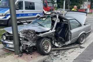 Potworny wypadek w Wesołej. Strażacy musieli rozcinać zmasakrowane BMW [ZDJĘCIA]