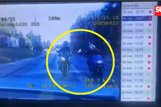 Poznań: Motocyklista chciał rozruszać sprzęt po zimie. Wszystko NAGRAŁY policyjne kamery [WIDEO]