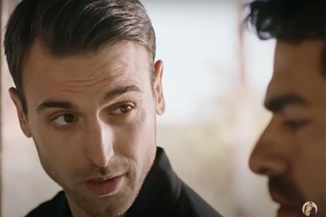 Alper i Halil sporo rozmawiają. Nie tylko o interesach, ale także o przeszłości 