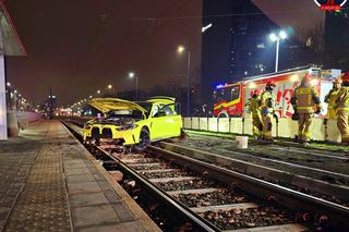 Wypożyczył auto za 500 tysięcy złotych i rozbił je na torowisku. 29-latek trafił do szpitala