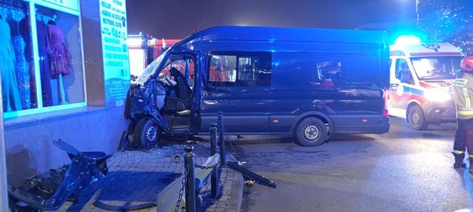 Bus wjechał w centrum handlowe w Drawsku Pomorskim