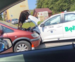 W Starachowicach osobowy opel zderzyl się z taksówką