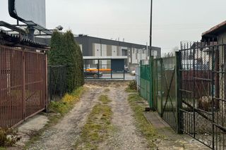 Absurd drogowy przy Strykowskiej. Dawny przejazd zablokował… przystanek autobusowy