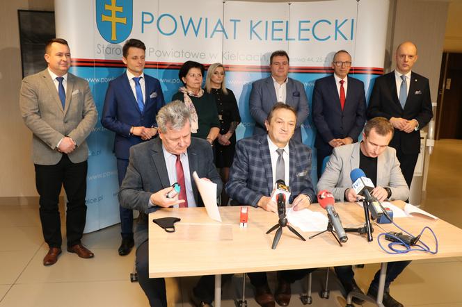 Podpisanie umowy w Starostwie Powiatowym w Kielcach