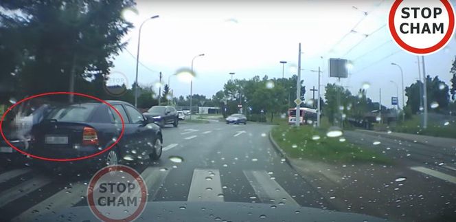 Kierujący oplem potrącił mężczyznę