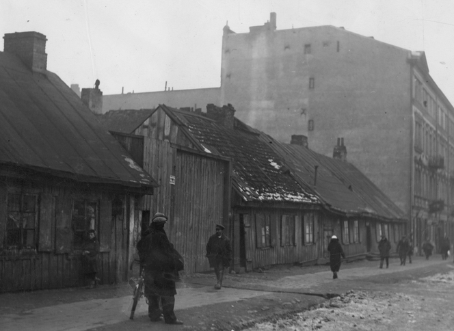 Ciemne ulice, podejrzane zaułki... Tak wyglądała najgroźniejsza dzielnica Warszawy [GALERIA]