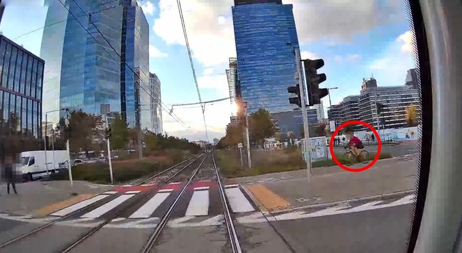 Wstrząsające nagranie z tramwaju. Rowerzysta przejechał na czerwonym świetle przez pasy