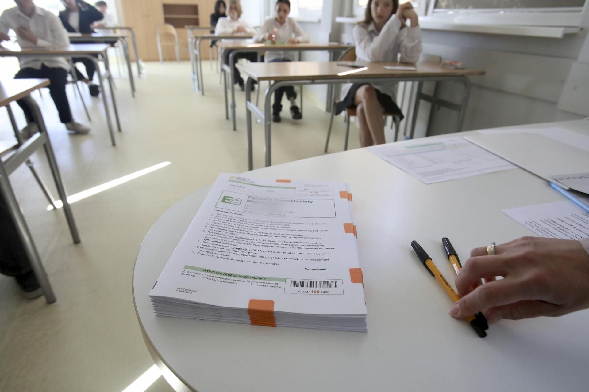 Wniósł to na egzamin z matematyki?! Został wyrzucony z sali! Wcale nie