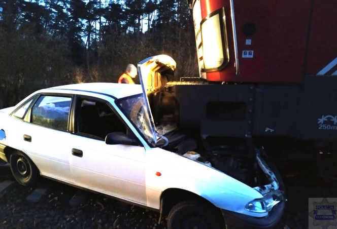 Opolskie: Pociąg wbił się w samochód osobowy!