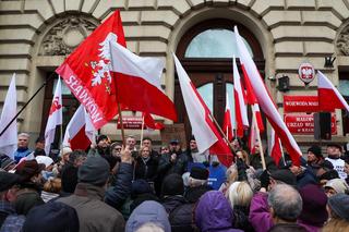 Kraków. Protest w obronie mediów publicznych. Barbara Nowak: „Zawszańcy nas sprzedali”, zgromadzeni: „Wolna Polska!”