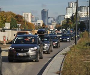 Kierowcy mają dość rozkopanej Woli. Z korka wjeżdżają w kolejny korek 