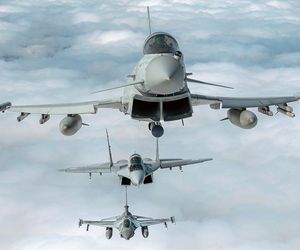 Brytyjski Eurofighter Typhoon, i polskie MiG-29 i F-16