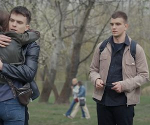 M jak miłość, odcinek 1875. Mateusz (Rafał Kowalski), Majka (Matylda Giegżno), jej chłopak Tomasz (Chris Cugowski)