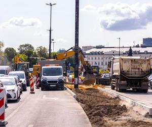 Prace przy zazielenianiu pl. Bankowego w Warszawie