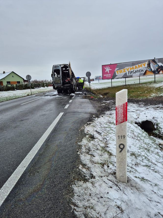 Bus spłonął doszczętnie pod Tarnowem. Podróżowało nim 25 osób