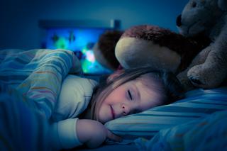 Kiedy dziecko jest gotowe na spanie w dużym łóżku? 10 sygnałów, które o tym świadczą