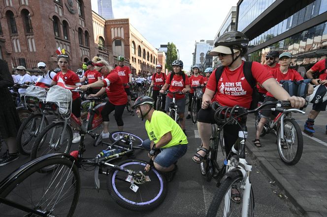 Biało-czerwonym peletonem rowerzyści uczcili Powstanie Warszawskie 