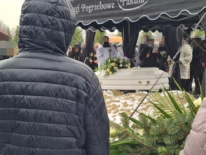  Dąbrówki: pogrzeb 17-letniej Pauliny. Rodzice pożegnali córkę, tuląc trumnę [ZDJĘCIA]